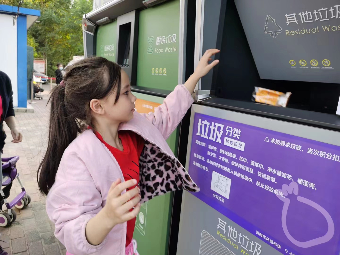 高科技與高顏值并存的智能垃圾分類箱，你身邊有了嗎？